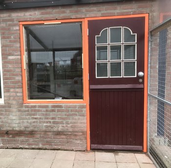 Dit is de nieuwe deur en het nieuwe raam ernaast KK1 deur nieuw