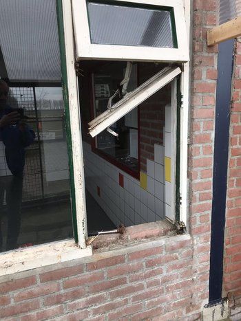 Dit is hoe het eerder altijd was, met het raam nog (deels) intact KK1 raam oud